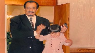 لقطة عفوية نادرة تجمع خادم الحرمين بحفيدته سلطانة تخطف الأنظار.. صورة