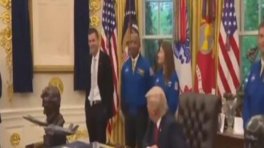 ترامب يخسر من شخص أذانه كبيرة أثناء بث مباشر.. فيديو