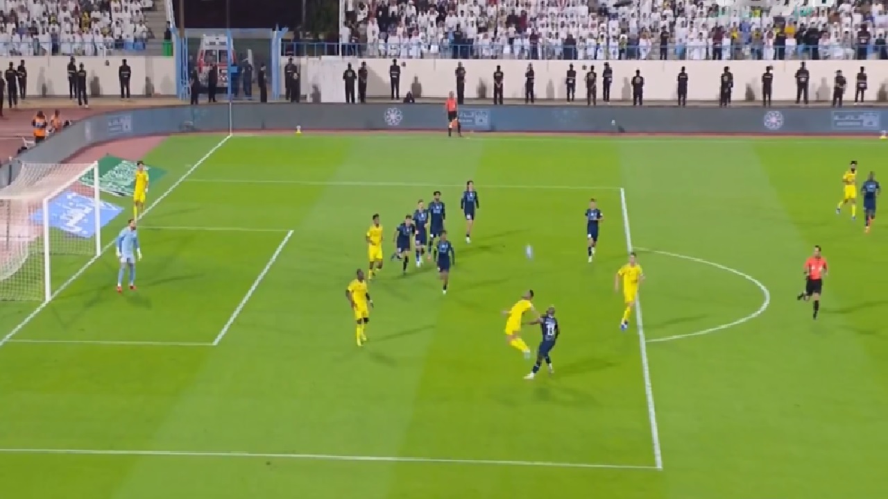 خبير تحكيمي يحسم الجدل: لا ركلة جزاء للنصر أمام الأخدود.. فيديو