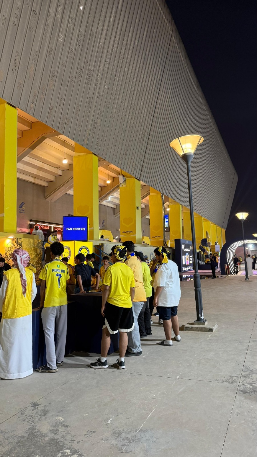 بدء توافد جماهير النصر والأهلي إلى الأول بارك قبل الكلاسيكو.. فيديو