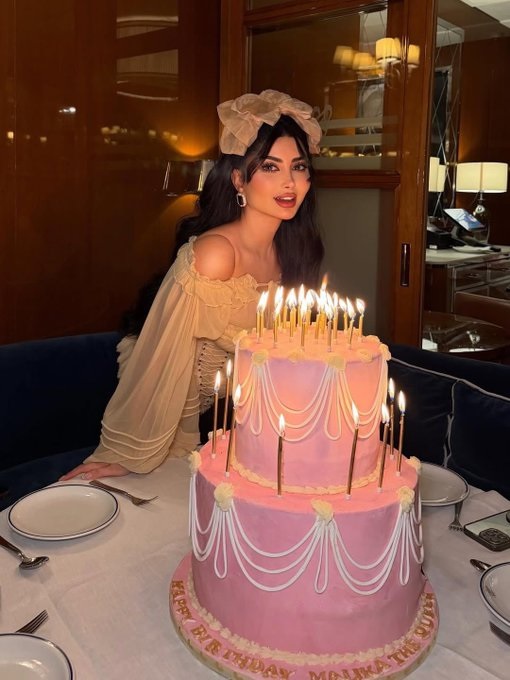ملكة كابلي تحتفل بعيد ميلادها الـ32.. صور