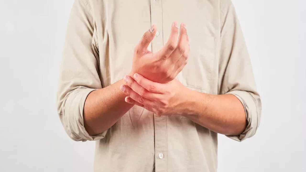 6 أسباب لتنميل اليدين أثناء النوم