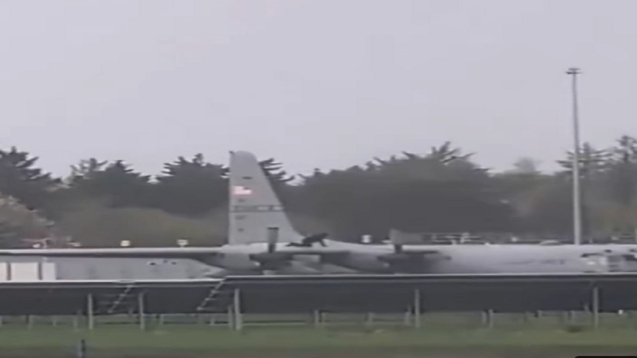 رجل يتسلق طائرة عسكرية أمريكية ويبدأ في تكسيرها باستخدام أداة.. فيديو