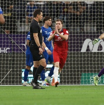 الهلال يقتنص فوزا صعبا أمام ضمك