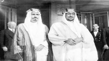 صورة نادرة للملك سعود مع شقيقه في فندق دورشستر بلندن