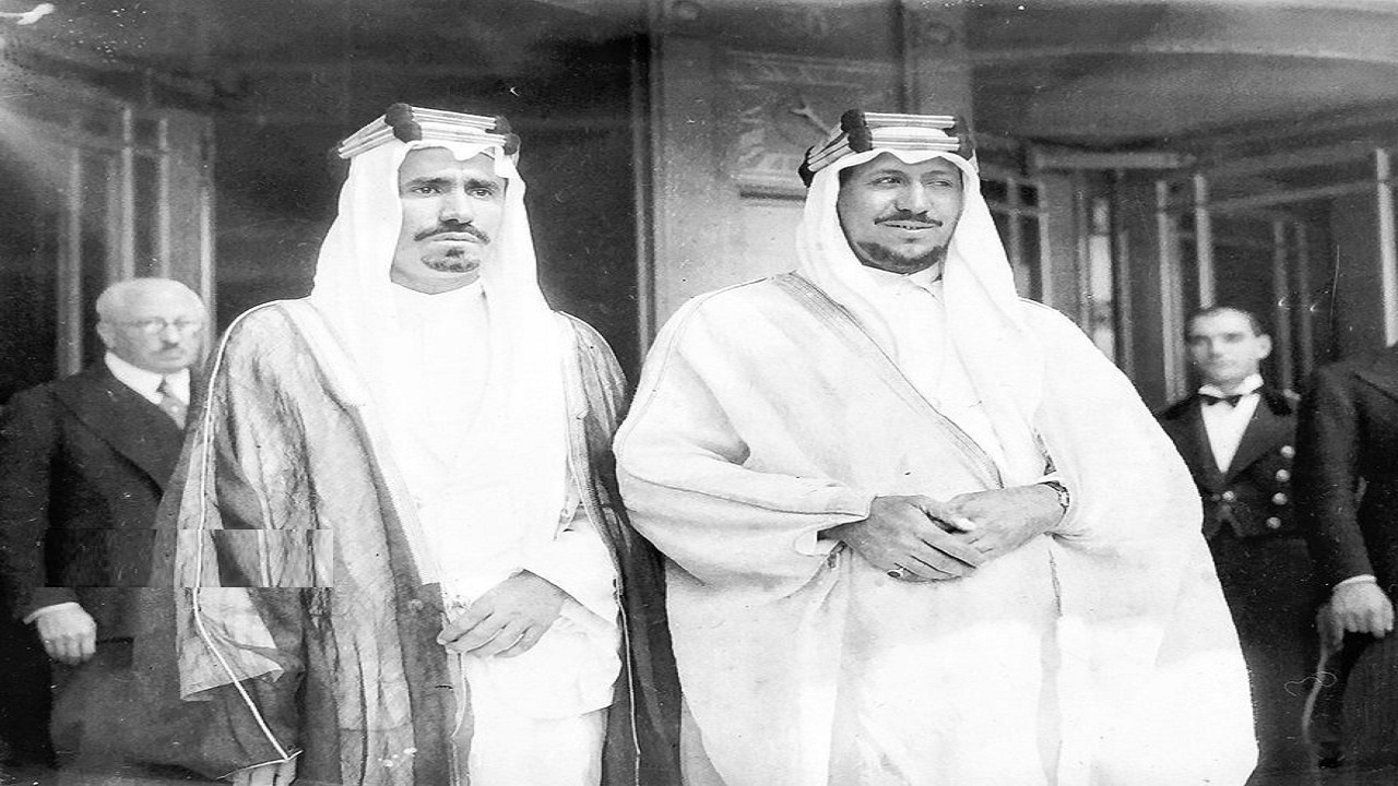 صورة نادرة للملك سعود مع شقيقه في فندق دورشستر بلندن