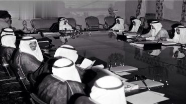 صورة نادرة الملك فيصل والملك فهد في اجتماع مجلس الوزراء