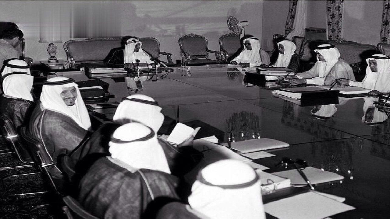 صورة نادرة الملك فيصل والملك فهد في اجتماع مجلس الوزراء