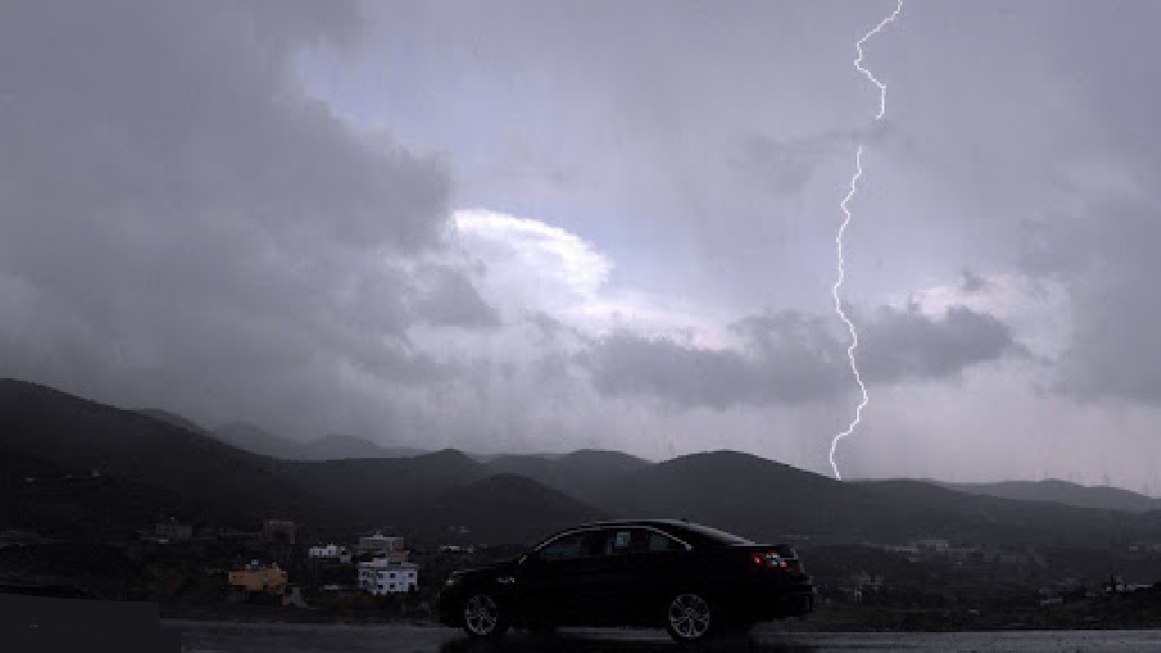 الحصيني: أبريل يشهد ذروة السحب الرعدية في أجواء الربيع