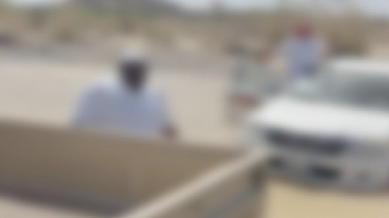 المرور يعاقب قائدي مركبتين لعبورهم الأودية بعسير