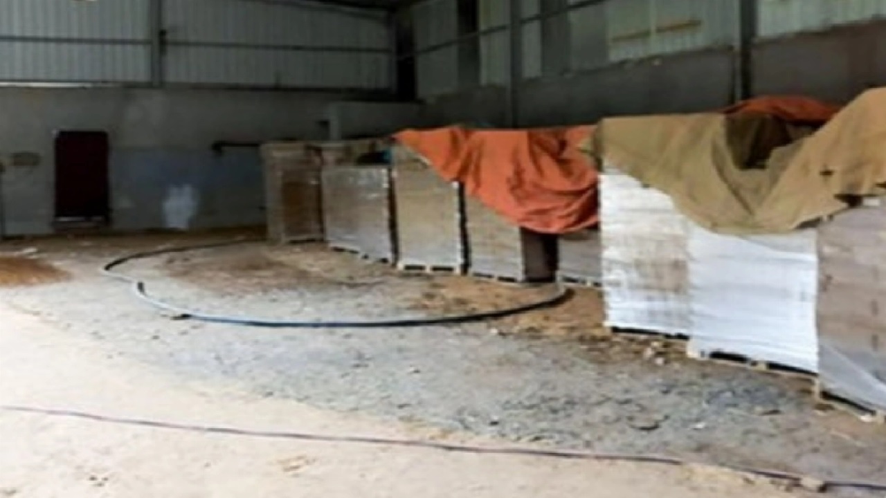 ضبط 68 طنًا من الأغذية داخل مستودع يتلاعب بالتواريخ