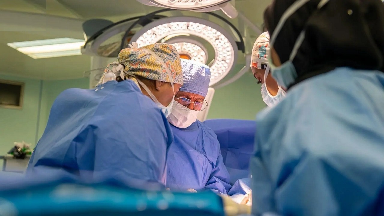 نجاح عملية فصل التوأم الملتصق السعودي بعد عملية استغرقت 6 ساعات ونصفًا.. صور