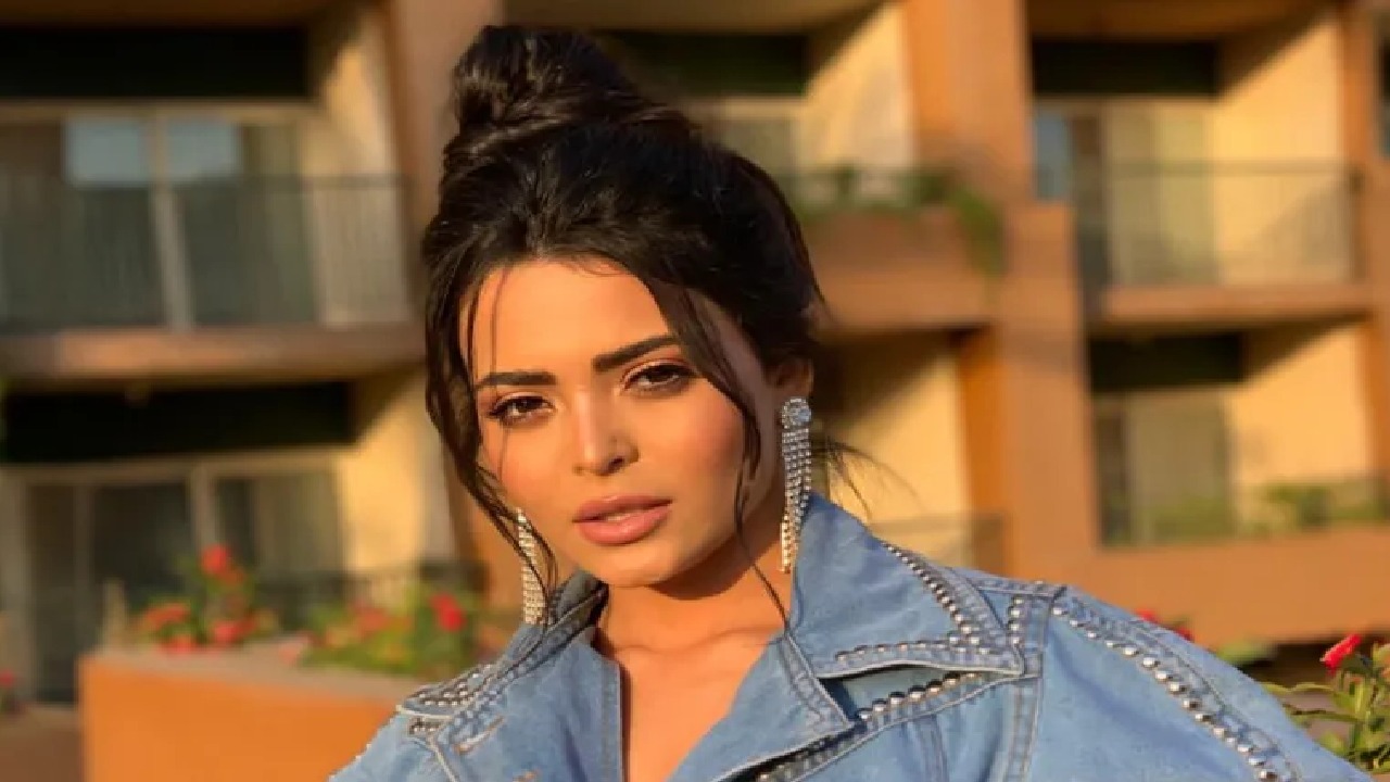 أسماء جلال تمازح جمهورها ببوستر مايكل جاكسون