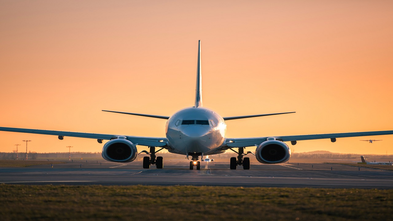 طيار يتصل بالمطار الخطأ أثناء الهبوط.. فيديو