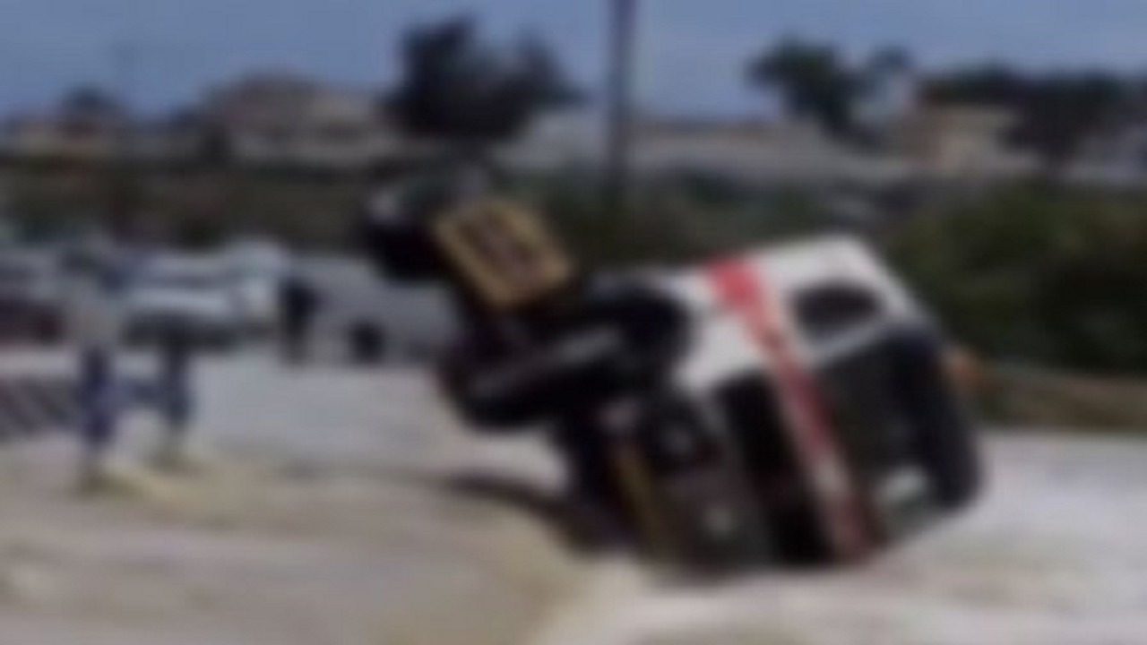 ضبط قائد شاحنة عبر أحد الأودية أثناء جريانه في عسير