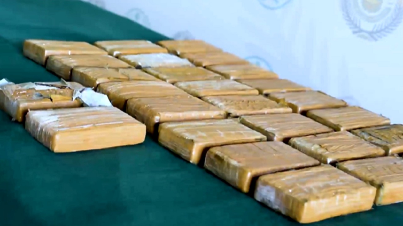 الجمارك تحبط تهريب 29.1 كيلوغرام من الكوكايين مخبأة في جهاز تكييف.. فيديو