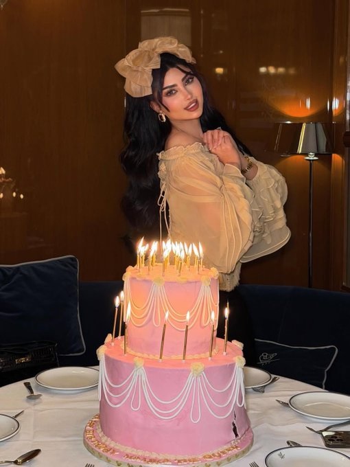 ملكة كابلي تحتفل بعيد ميلادها الـ32.. صور