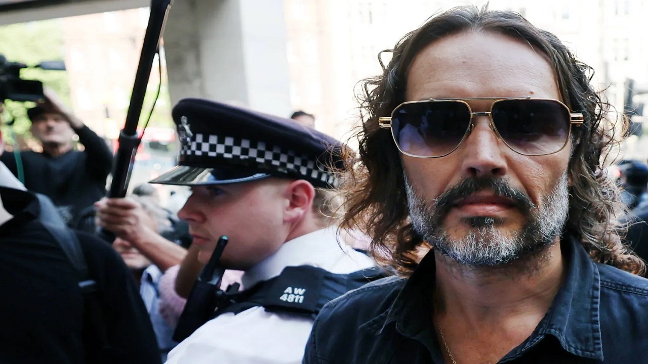 القضاء البريطاني يؤجل محاكمة راسل براند في قضايا اغتصاب