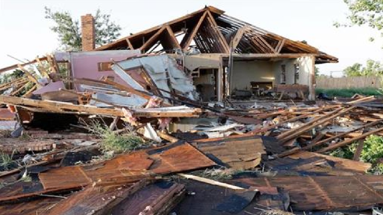 إعصار قوي يجتاح مدينة إينيد بولاية أوكلاهوما الأمريكية.. فيديو