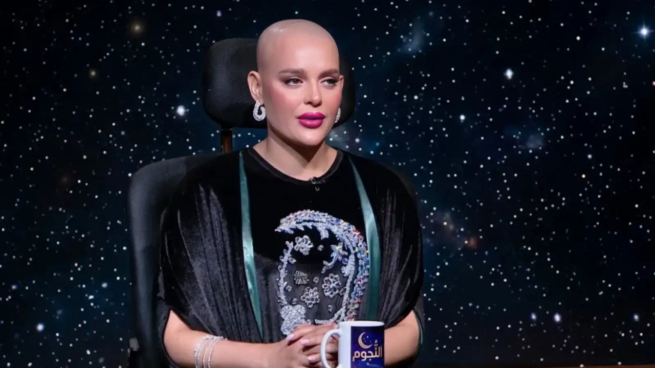 فنانة مصرية بعد إصابتها بالسرطان: رأيت شعري كله يذوب في الماء