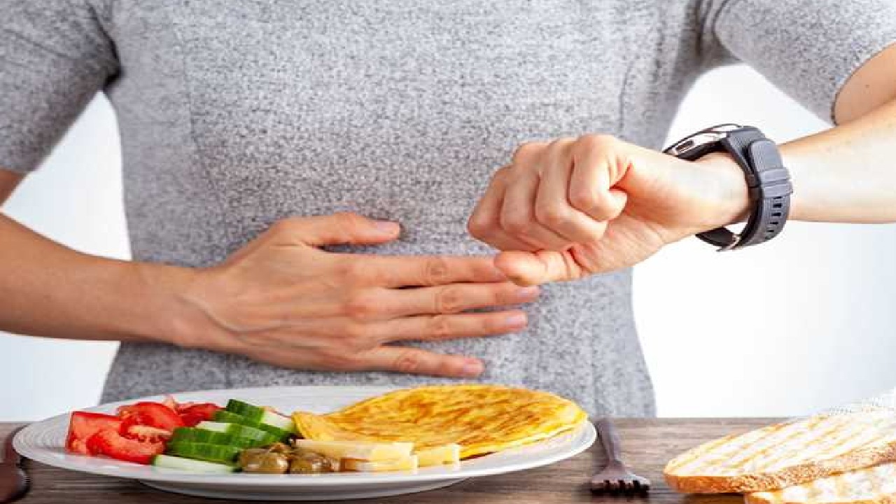 طبيب: الصيام المتقطع أجمل نظام صحي لتنزيل وزنك.. فيديو