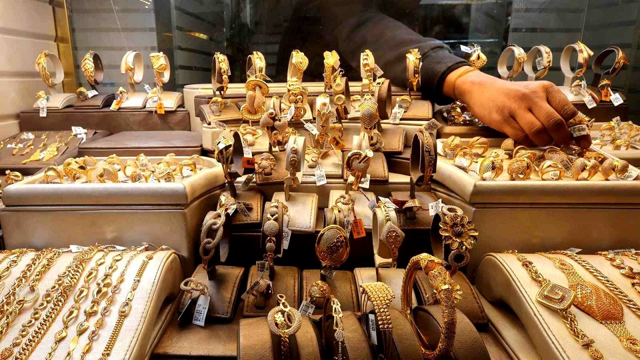 الذهب ينخفض مع ارتفاع الدولار وزيادة مخاوف التضخم