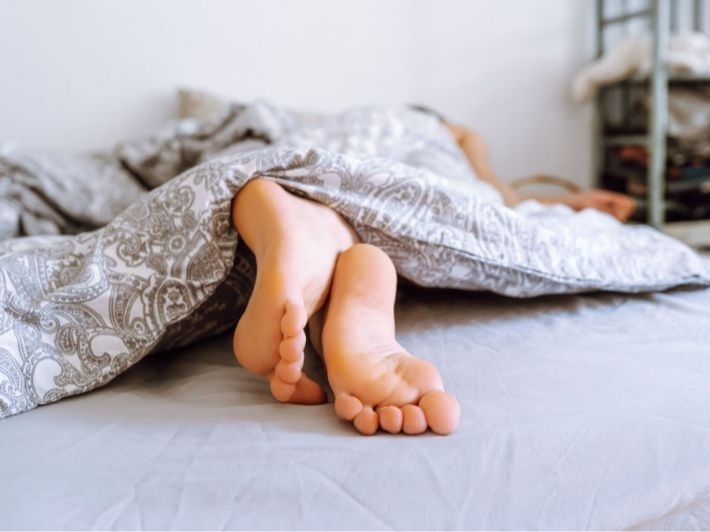 خبراء: كشف القدمين يساعد على النوم العميق
