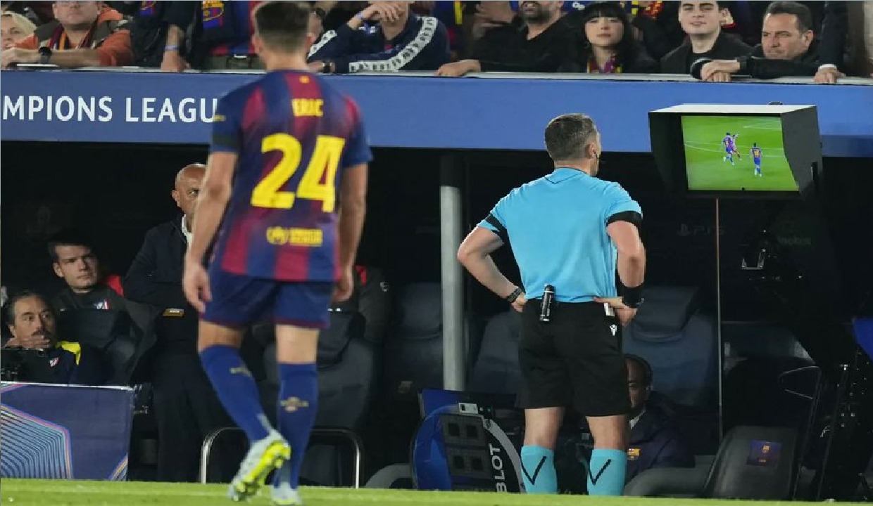 برشلونة يتقدم بشكوى ضده حكم مباراته أمام أتلتيكو مدريد