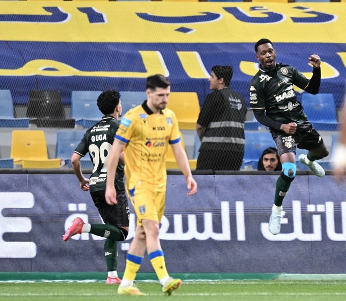 الخلود يحسم مواجهة التعاون بثنائية
