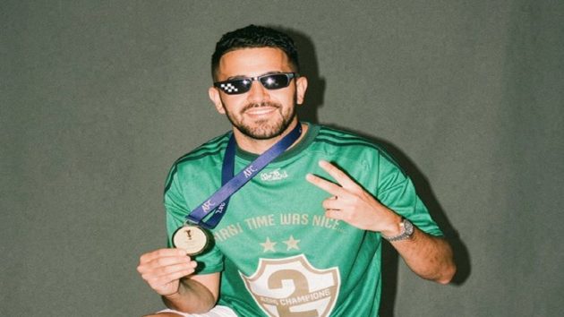 رياض محرز يكافئ لاعبي الأهلي بساعة رولكس.. صور