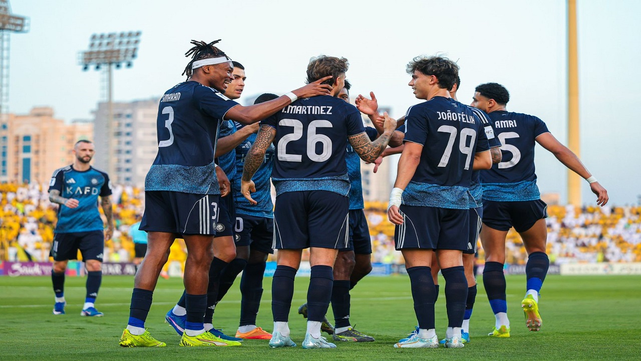 “أزرق.. لكنه في نصف النهائي”.. تغريدة النصر تستفز جماهير الهلال