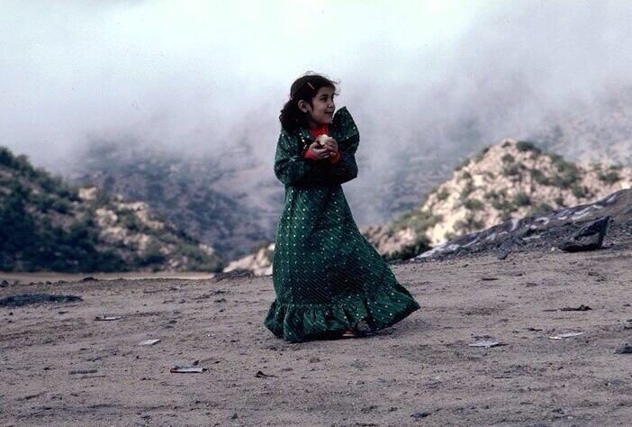 ابتسامة طفلة تؤسر القلوب في جبال الهدا قديما