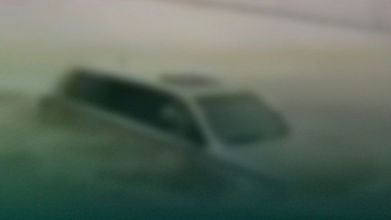 المرور يضبط مخالفًا لعبور الأودية أثناء جريانها