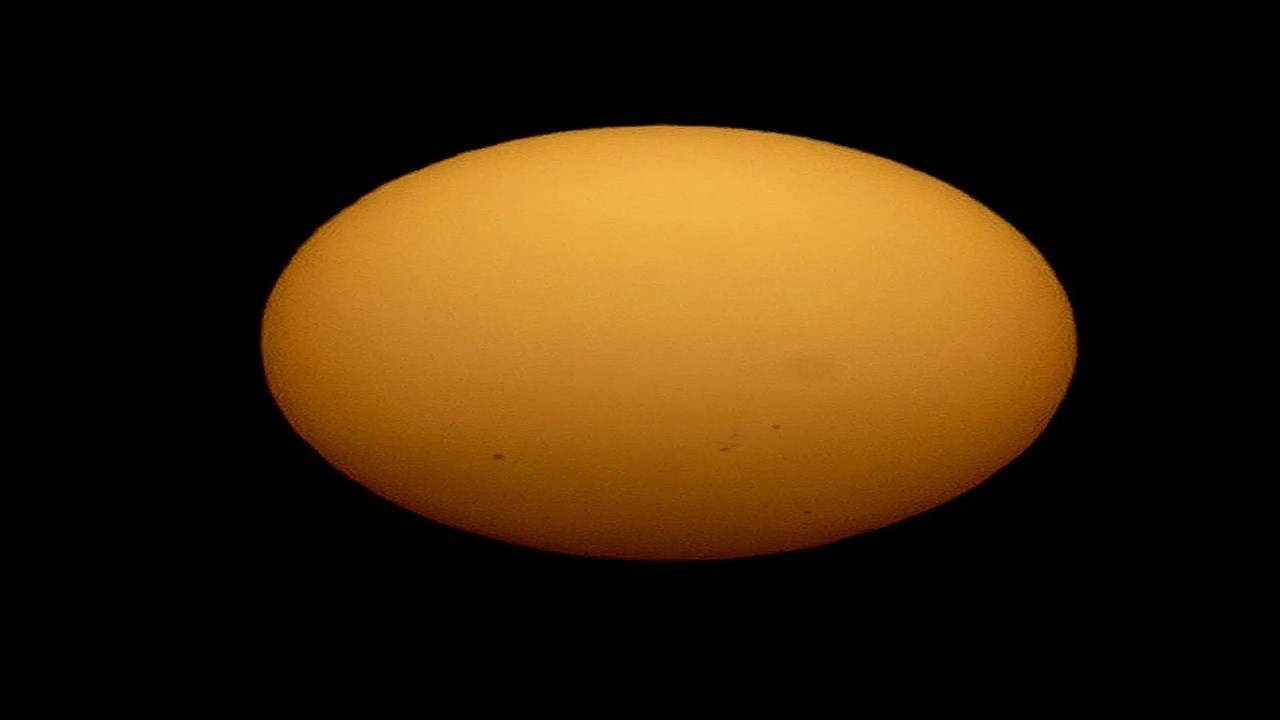 رصد سبع بقع شمسية من سماء مدينة عرعر