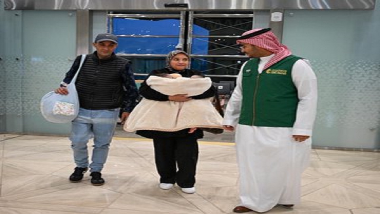 وصول التوأم الملتصق المغربي سجى وضحى إلى الرياض