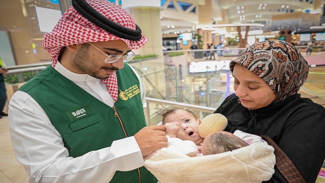 وصول التوأم الملتصق المغربي “سجى وضحى” إلى الرياض