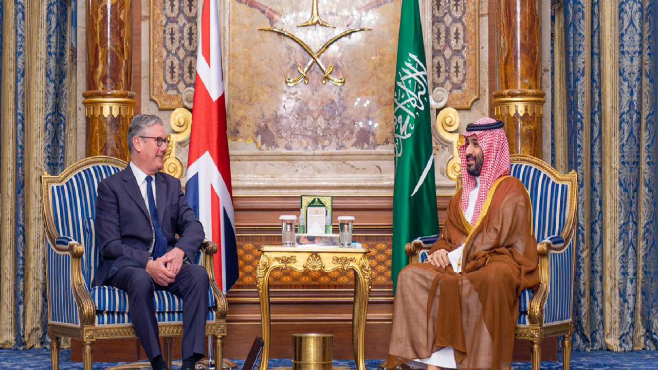 ولي العهد يلتقي رئيس وزراء بريطانيا..صور