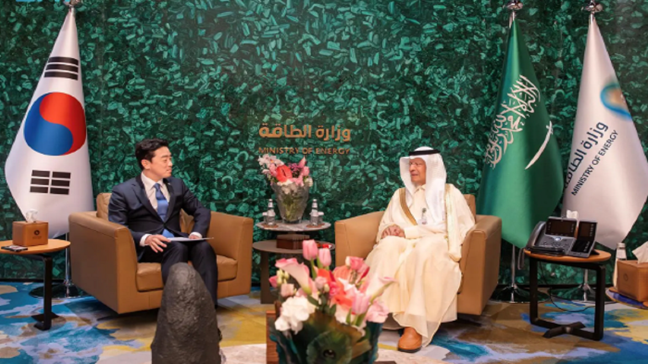 وزير الطاقة يبحث فرص التعاون بقطاع الطاقة مع رئيس المكتب الرئاسي في كوريا الجنوبية