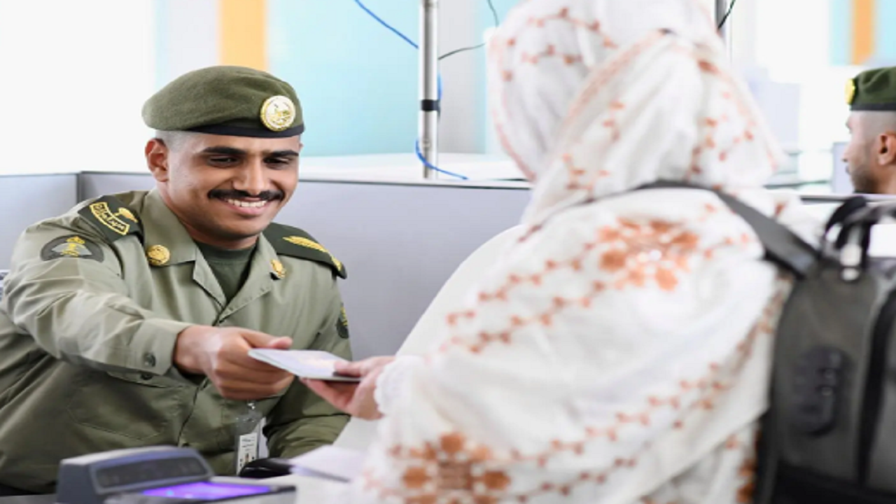 الجوازات بمطار الأمير محمد بن عبدالعزيز تستقبل أولى رحلات ضيوف الرحمن من أفغانستان