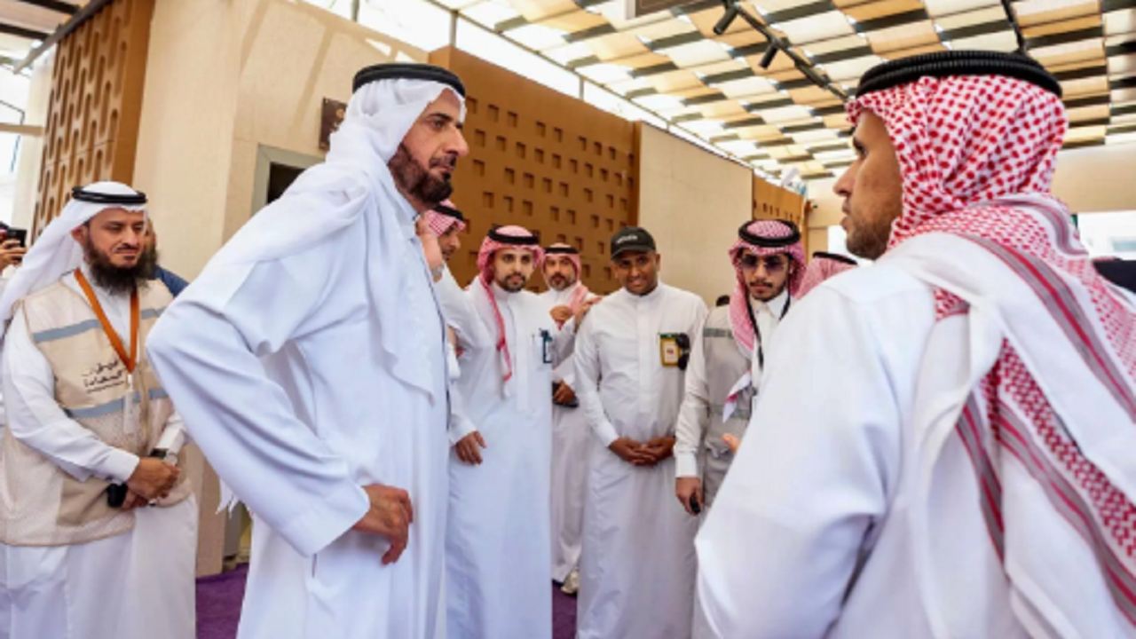 وزير الحج والعمرة يتفقد جاهزية المخيمات في منى استعدادًا لموسم حج 1447هـ