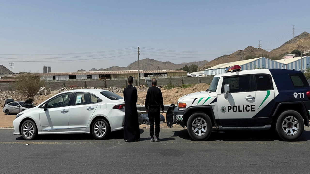 ضبط مقيمًا لنقله وافدًا من حاملي التأشيرات مخالفًا لأنظمة وتعليمات الحج