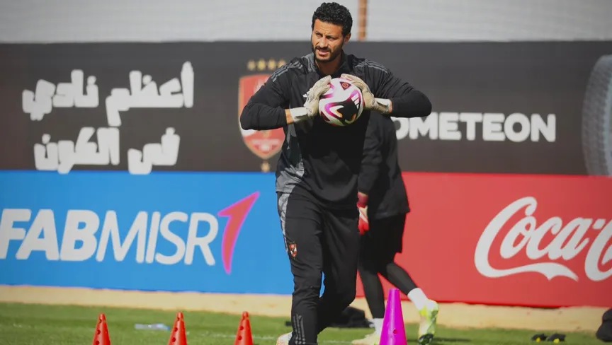 إيقاف حارس الأهلي المصري 4 مباريات لاعتدائه على الحكم