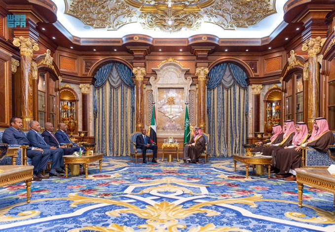 ولي العهد يلتقي رئيس مجلس السيادة الانتقالي.. صور