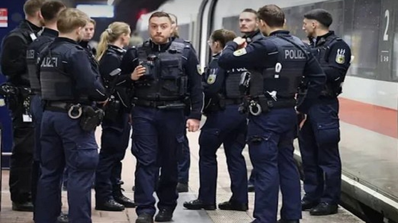 شاب يفجر عبوات نارية في قطار سريع بألمانيا