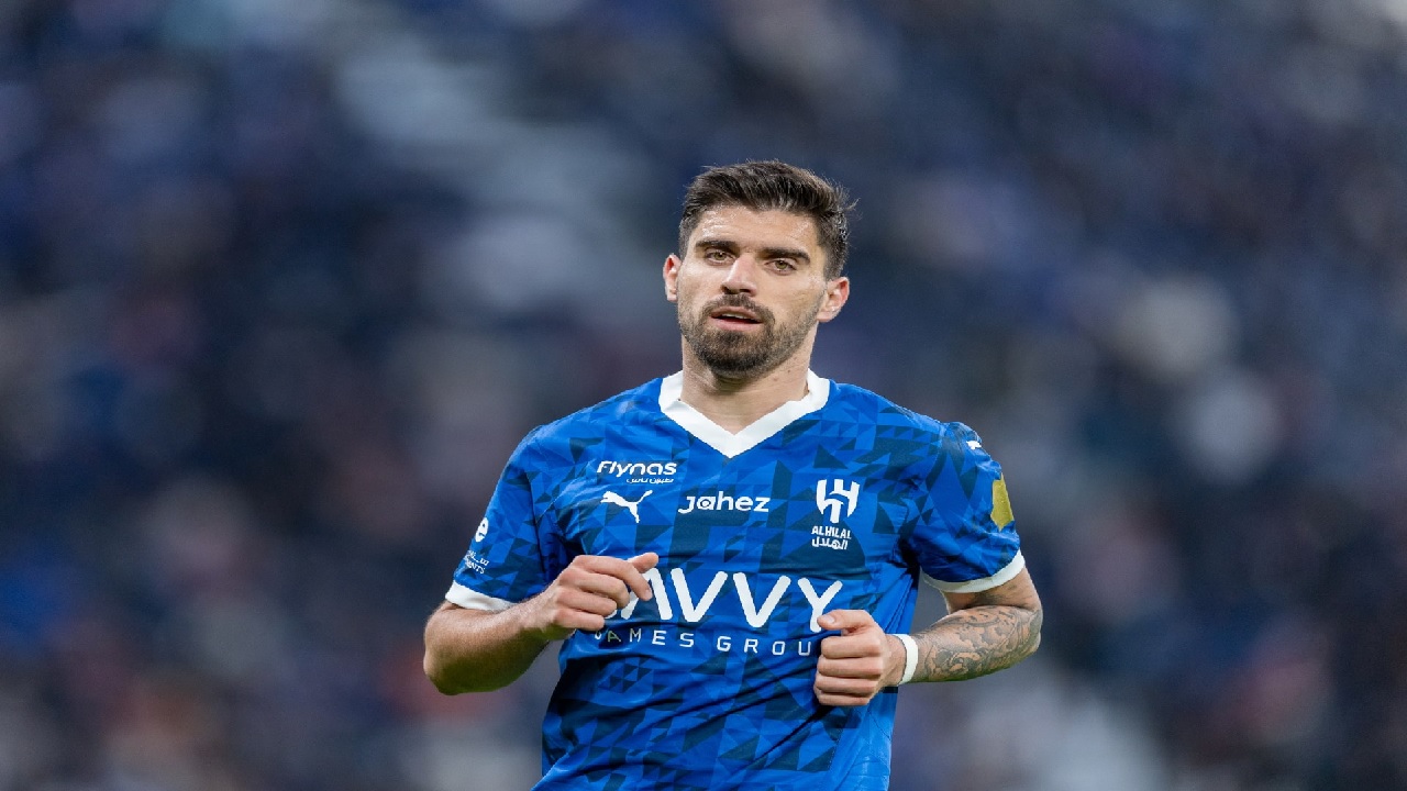 انتقادات برتغالية لتحكيم مباراة الهلال بعد اعتراضات نيفيز.. صور