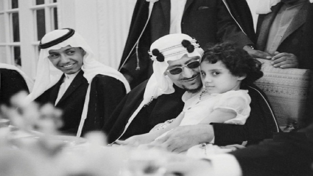 صورة نادرة للملك سعود مع ابنته الأميرة دلال