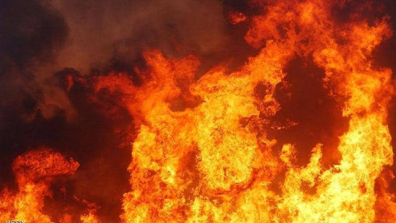 إخماد حريق في مركبات بجدة