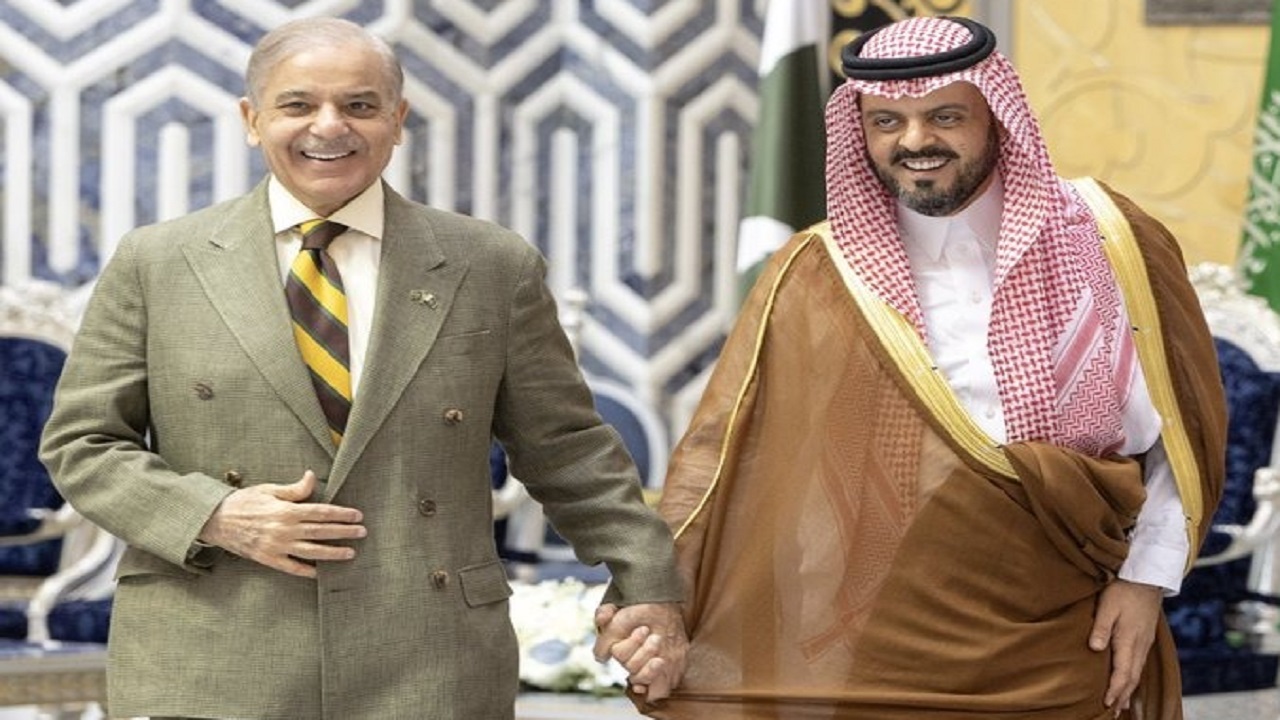 رئيس وزراء باكستان الإسلامية يصل إلى جدة