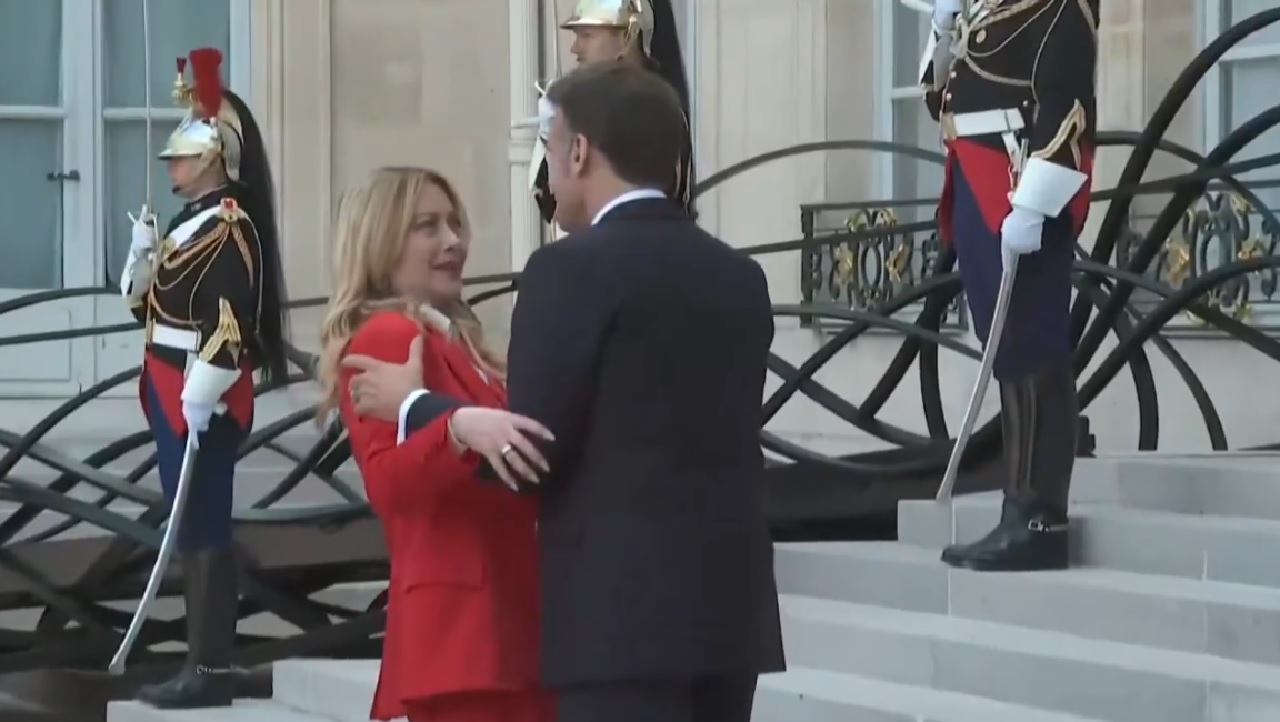 تحية حارة بين ماكرون وميلوني تثير الجدل عالميًا.. فيديو