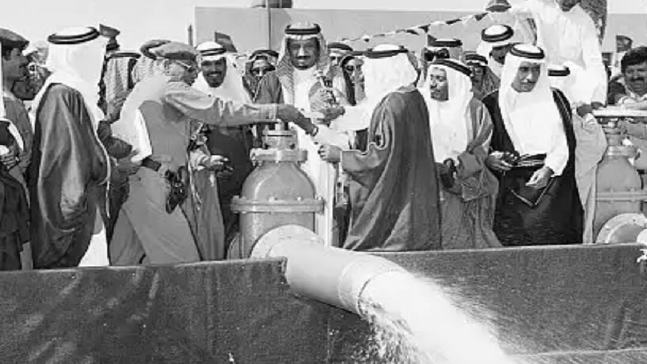 لقطة نادرة توثق افتتاح خادم الحرمين لمشروع مياه الوشم في شقراء.. صورة